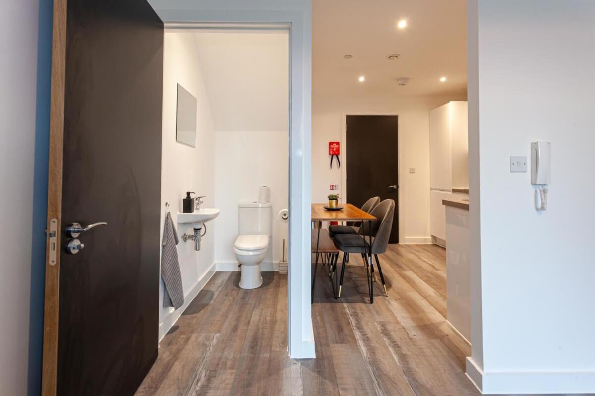 Superb 2 Bed Flat 5Min To Old Trafford Stadium Manchester Exterior foto